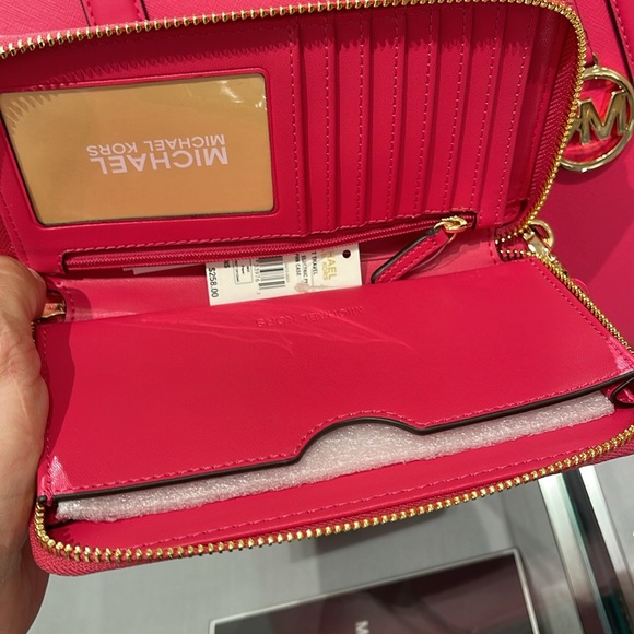 MICHAEL KORS LARGE FLAT MULTIFUNCTION PHONE CASE WALLET WRISTLET 
ELECTRIC PINK - Picture 11 of 16